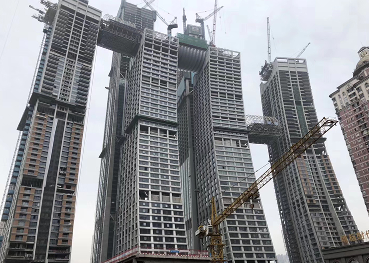 重慶來福士廣場景觀天橋結(jié)構(gòu)提升（提升重量3x900噸 ，提升高度203米）